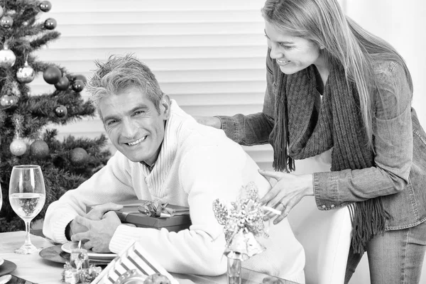 Couple at home celebrating Christmas — Stock Photo, Image