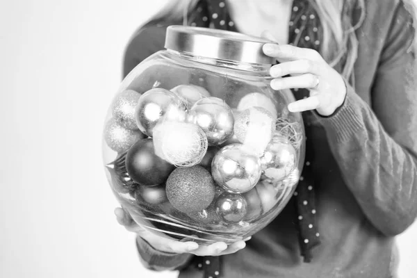 Mujer sosteniendo bolas de Navidad —  Fotos de Stock