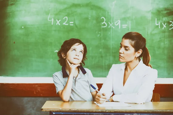 Female teacher in 40s teaching at elementary school — Stock Photo, Image
