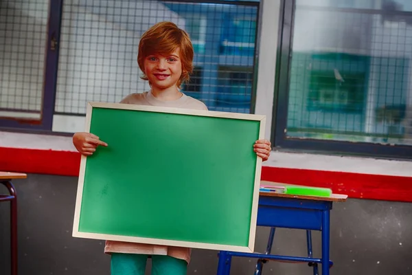 Školák předání prázdnou tabuli — Stock fotografie