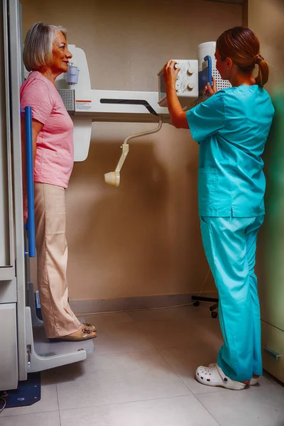 Donna anziana sottoposta a esami medici in ospedale — Foto Stock