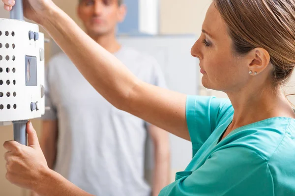 Médico femenino con paciente masculino en el hospital — Foto de Stock