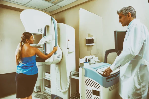 Női beteg mammográfia gép közelében — Stock Fotó
