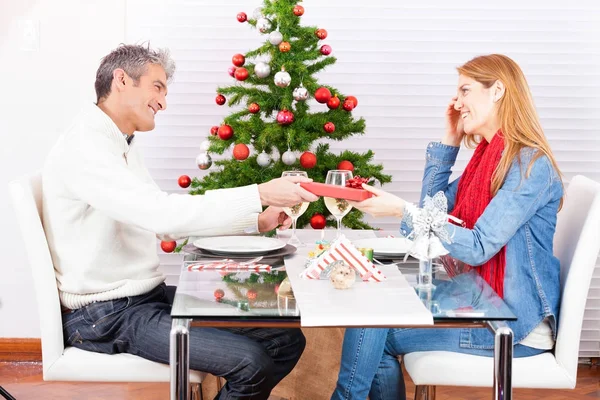 Couple at home celebrating Christmas — Stock Photo, Image