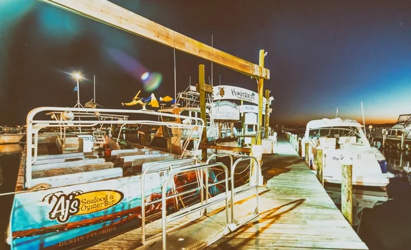 Destin, Fl - 13 Şubat 2016: Harborwalk Marina deniz araçları ile — Stok fotoğraf