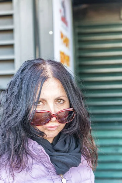 Muñeca de mujer en los años 40 con gafas de sol — Foto de Stock