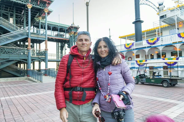 Casal de turistas desfrutar Mardi Gras . — Fotografia de Stock