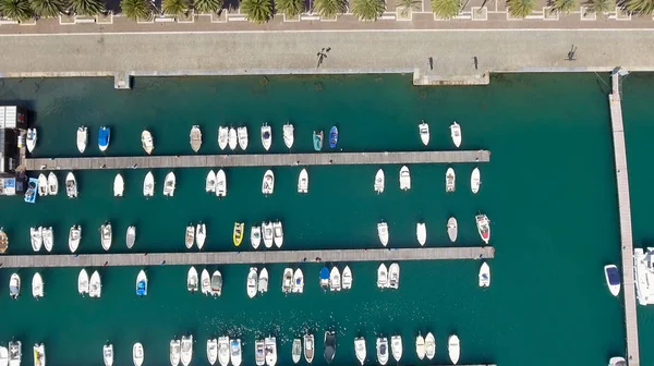 Puerto con barcos atracados — Foto de Stock