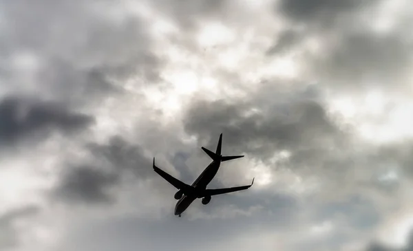 Vliegtuig vliegen. Hemelwaarts uitzicht op een stormachtige dag — Stockfoto