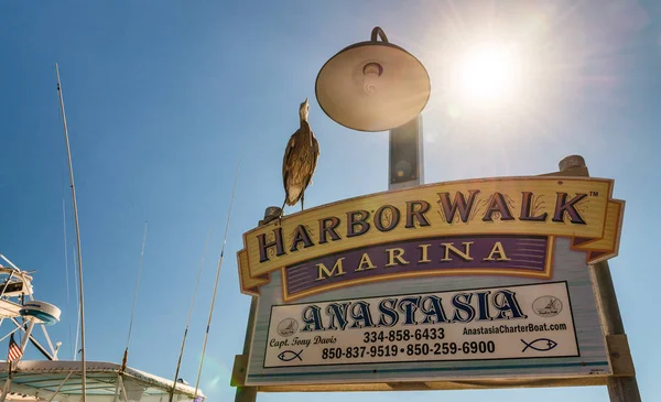 Destin, Fl - 13 februari 2016: Harborwalk Marina tecken. Detta är — Stockfoto