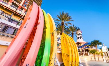 Destin, Fl - 13 Şubat 2016: Harborwalk Marina Kano ile