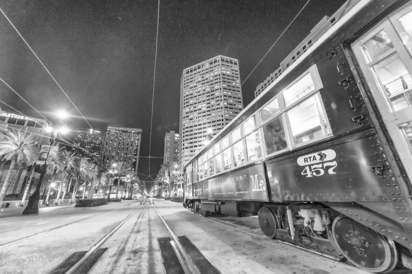 夜のニユー ・ オーリンズ、ルイジアナ - 2016 年 1 月: ニユー ・ オーリンズの市街電車. — ストック写真