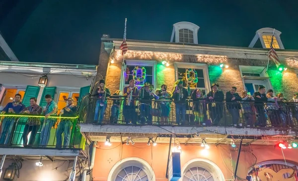 New Orleans - 9 februari 2016: Lokalbefolkningen och turister längs staden s — Stockfoto