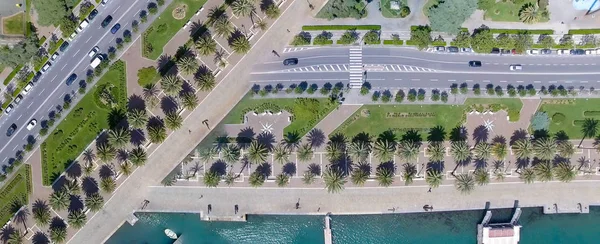 Downward view of city promenade with palms, crossroads — Stock Photo, Image