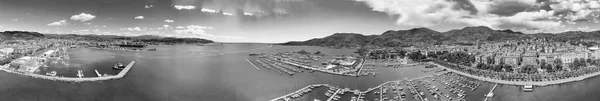 La Spezia, Itália. Vista panorâmica do horizonte do porto e da cidade em um s — Fotografia de Stock