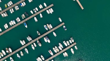 Yerleşik deniz araçları ile şehir noktasının havai görünümü