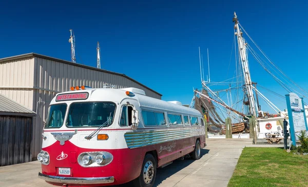 PANAMA CITY, FL - FEBRUARY 7, 2016: Vintage bus along the street — Stock Photo, Image