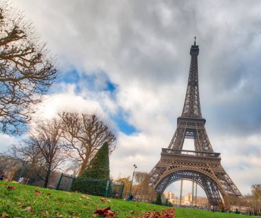 Eyfel Kulesi Tour Eiffel Champs de Mars kışın - Fransa dan