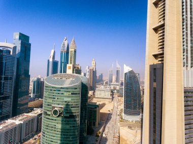 Downtown Dubai modern manzarası güneşli bir günde, Birleşik Arap Emirlikleri