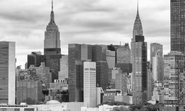 Midtown Manhattan siluetinin Doğu Nehri, New York üzerinden