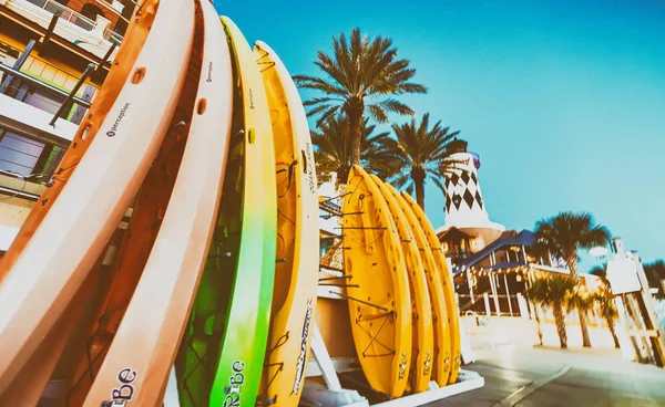 Destin, Fl - 13 februari 2016: Harborwalk Marina met kano's op — Stockfoto