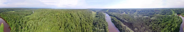Πανοραμική Αεροφωτογραφία του δάσους και του ποταμού στο σούρουπο — Φωτογραφία Αρχείου