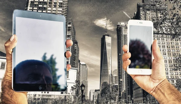 Smartphone and tablet taking pictures of New York City black and — Stock Photo, Image