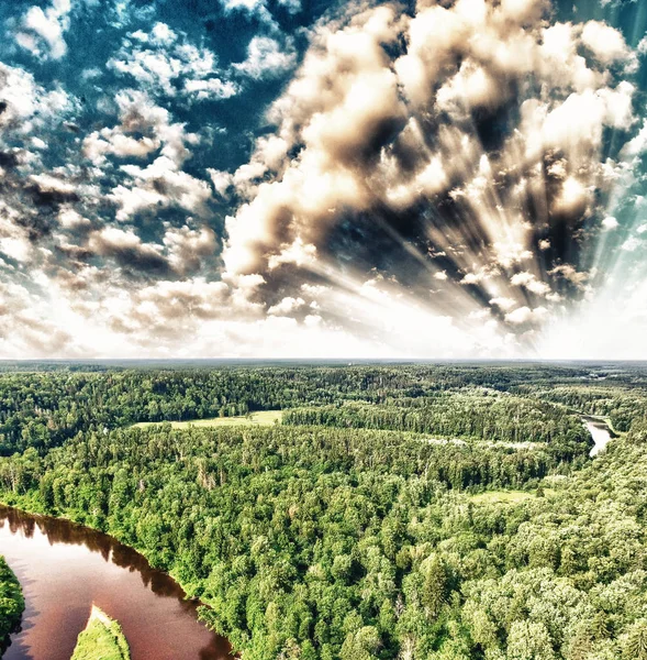 Вид з повітря на красиву річку через ліс — стокове фото