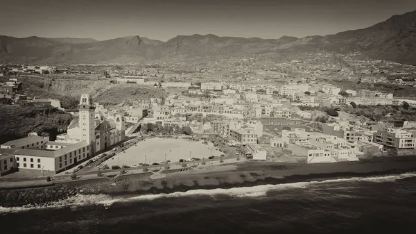 Candelaria Meydanı ve kilise, Tenerife havadan görünümü