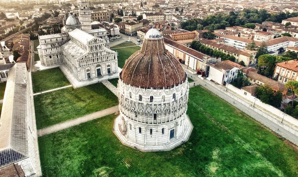 Kare evleri çevreleyen ile mucizeler Pisa. Havadan görünümü o — Stok fotoğraf