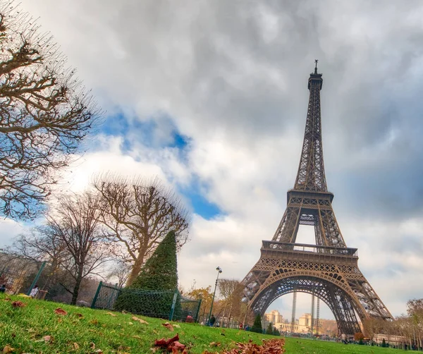 Ο Πύργος του Άιφελ από το πάρκο Champs de Mars χειμώνα - Γαλλία — Φωτογραφία Αρχείου