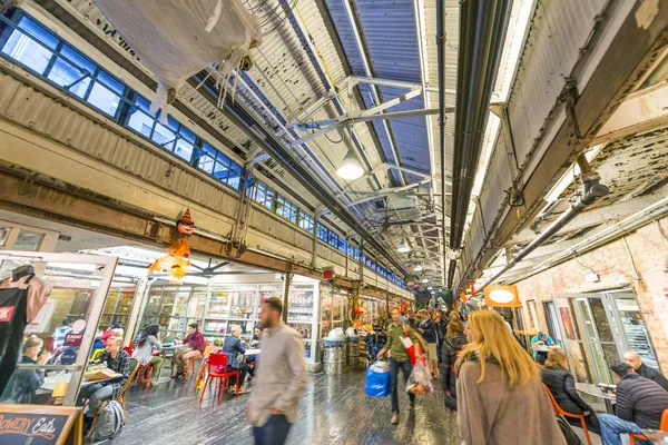 NUEVA YORK - OCTUBRE 2015: Turistas dentro del Mercado de Huidas. La ciudad a —  Fotos de Stock