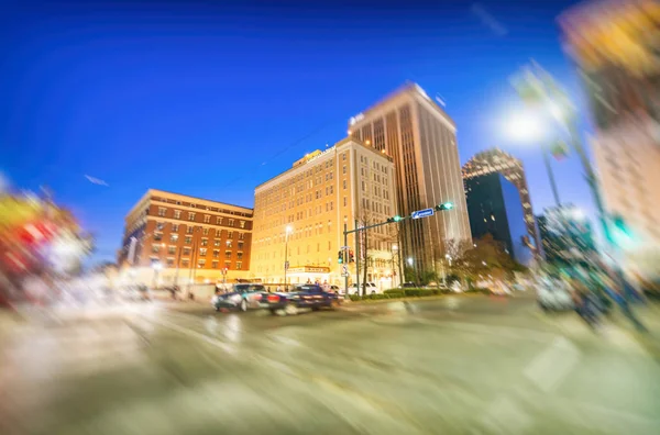 New orlean, la - januar 2016: Stadtverkehr in der Nacht. die Stadt — Stockfoto