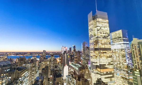 Lo skyline notturno di Manhattan. Luci della città al tramonto — Foto Stock