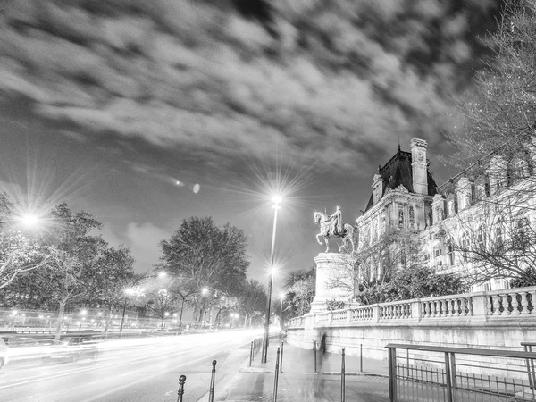 ПАРИЖ, ФРАНЦИЯ - ДЕКАБРЬ 2012: светофорные трассы на городской улице — стоковое фото