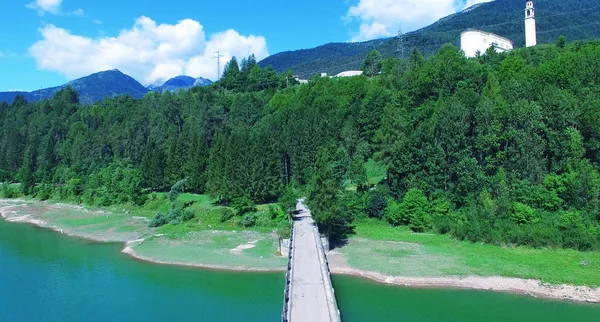 Beautiful alpin lake, aerial view of crossing bridge in summer s — Stock Photo, Image