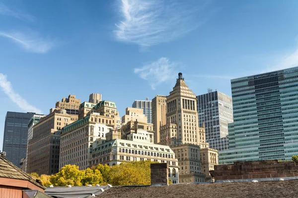 Stare i nowoczesne panoramę Nowego Jorku w słoneczny dzień jesień — Zdjęcie stockowe