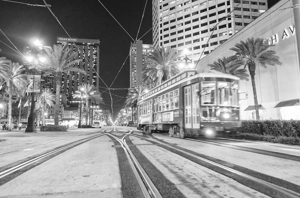 New orlean, la - Januar 2016: neue orlean Straßenbahn in der Nacht. — Stockfoto