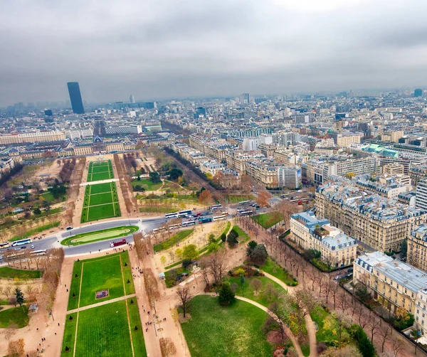 Skyline aérienne de Paris avec Champs de Mars par une journée d'hiver nuageuse , — Photo