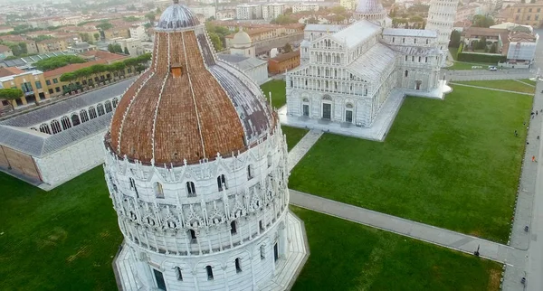 Plein van de wonderen in Pisa. Luchtfoto op een Zomerochtend — Stockfoto