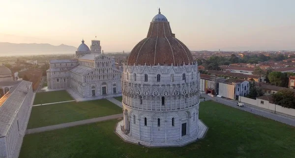 Plein van de wonderen in Pisa. Luchtfoto op een Zomerochtend — Stockfoto