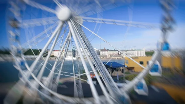 Belle vue aérienne d'Helsinki et de la roue ferris, Finlande — Photo
