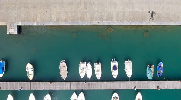 Vista aérea do porto da cidade com barcos atracados — Fotografia de Stock