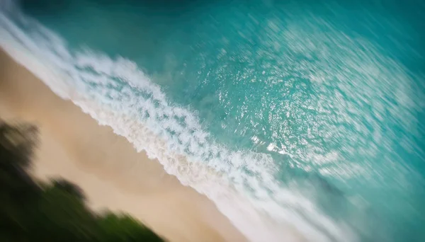 Vista aérea hacia abajo de la playa tropical — Foto de Stock