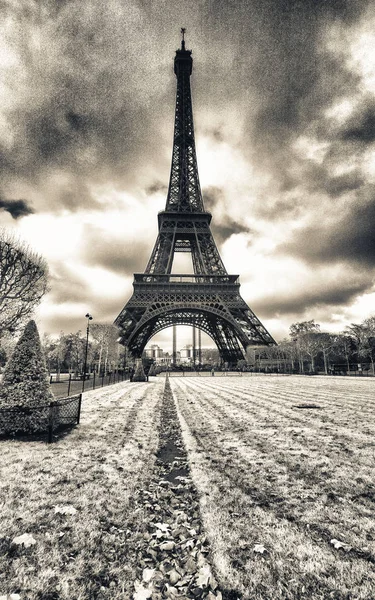 Vedere în infraroșu a Turnului Eiffel din parcul Champs de Mars, Paris — Fotografie, imagine de stoc