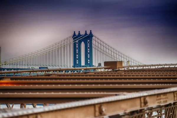 Мангеттенський міст від Бруклінського мосту, Нью-Йорк — стокове фото