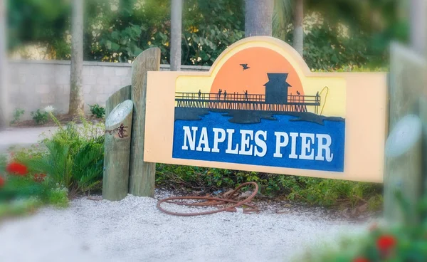 Naples Pier enseigne de rue, Floride — Photo