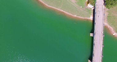 Dağ yolu ek yükü havadan görünümü