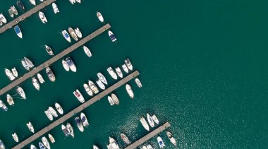 Yerleşik deniz araçları ile şehir noktasının havai görünümü
