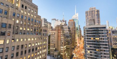 Manhattan'ın gece manzarası. Şehir ışıkları günbatımı